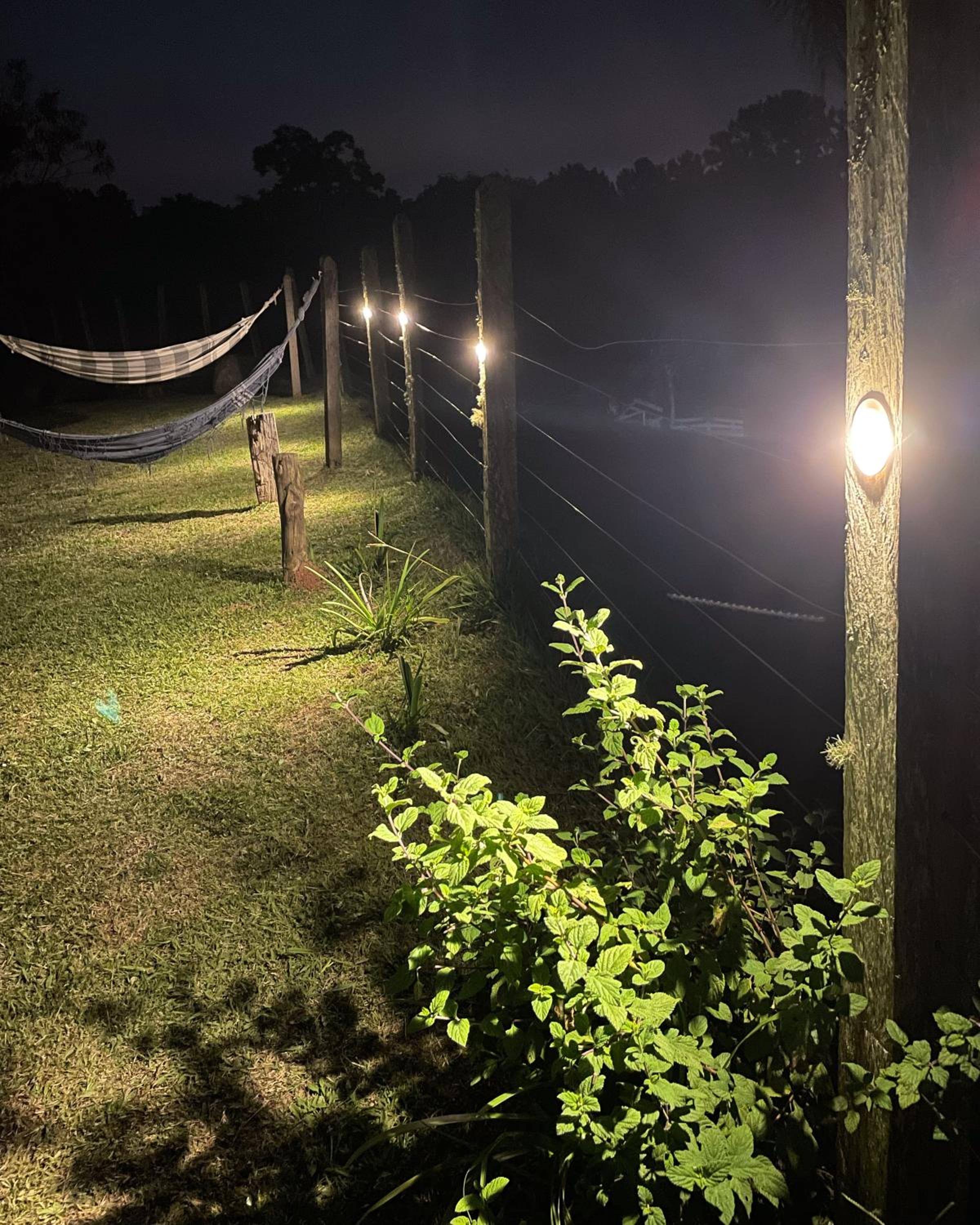 Pauapique - Suítes com café da manhã, ar condicionado e frigobar à 900 metros da Rota do Vinho