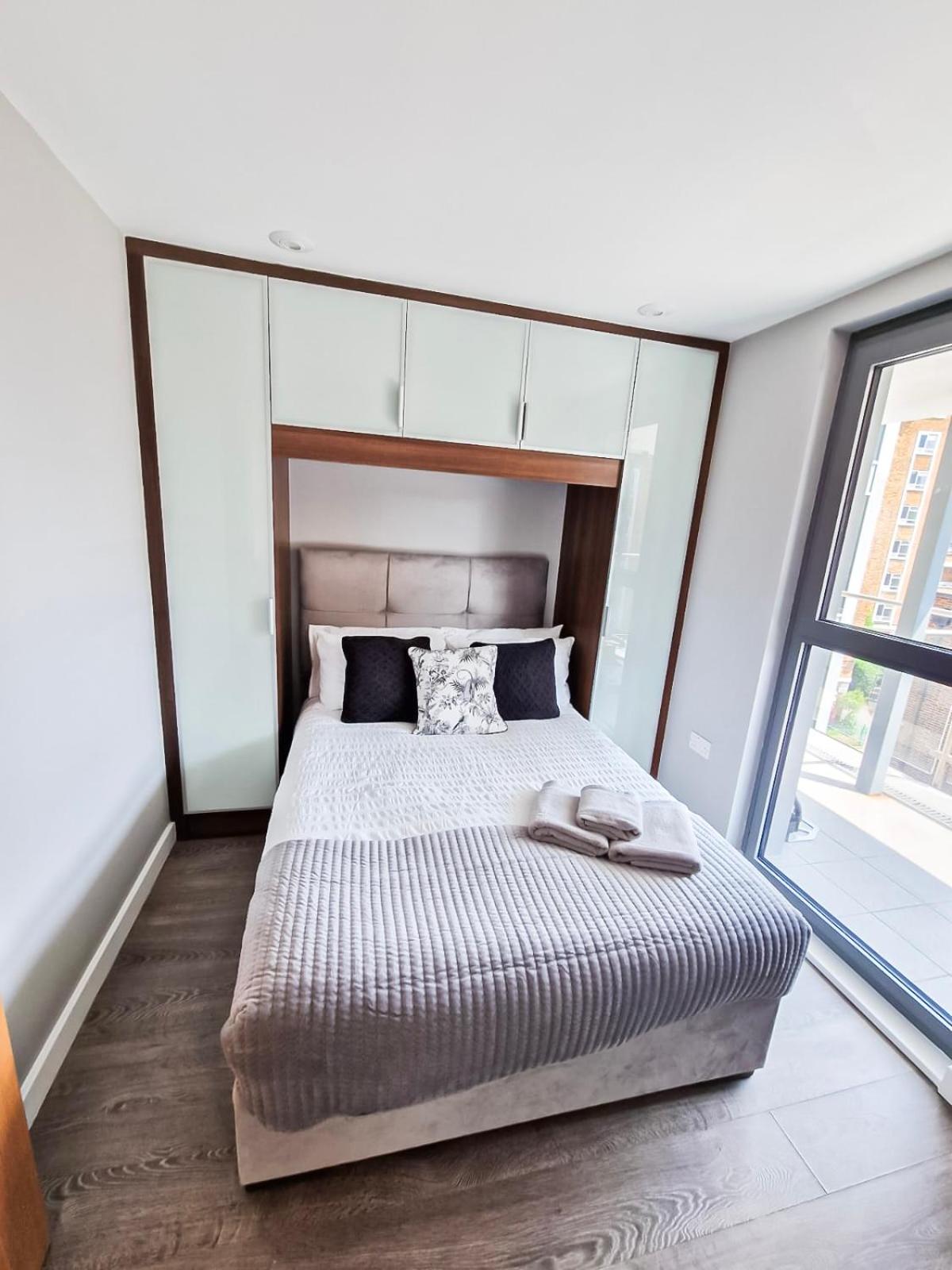 Contemporary Apartments with Private Balconies in Hoxton near Shoreditch, Old Street, Islington by NourNest Apartments