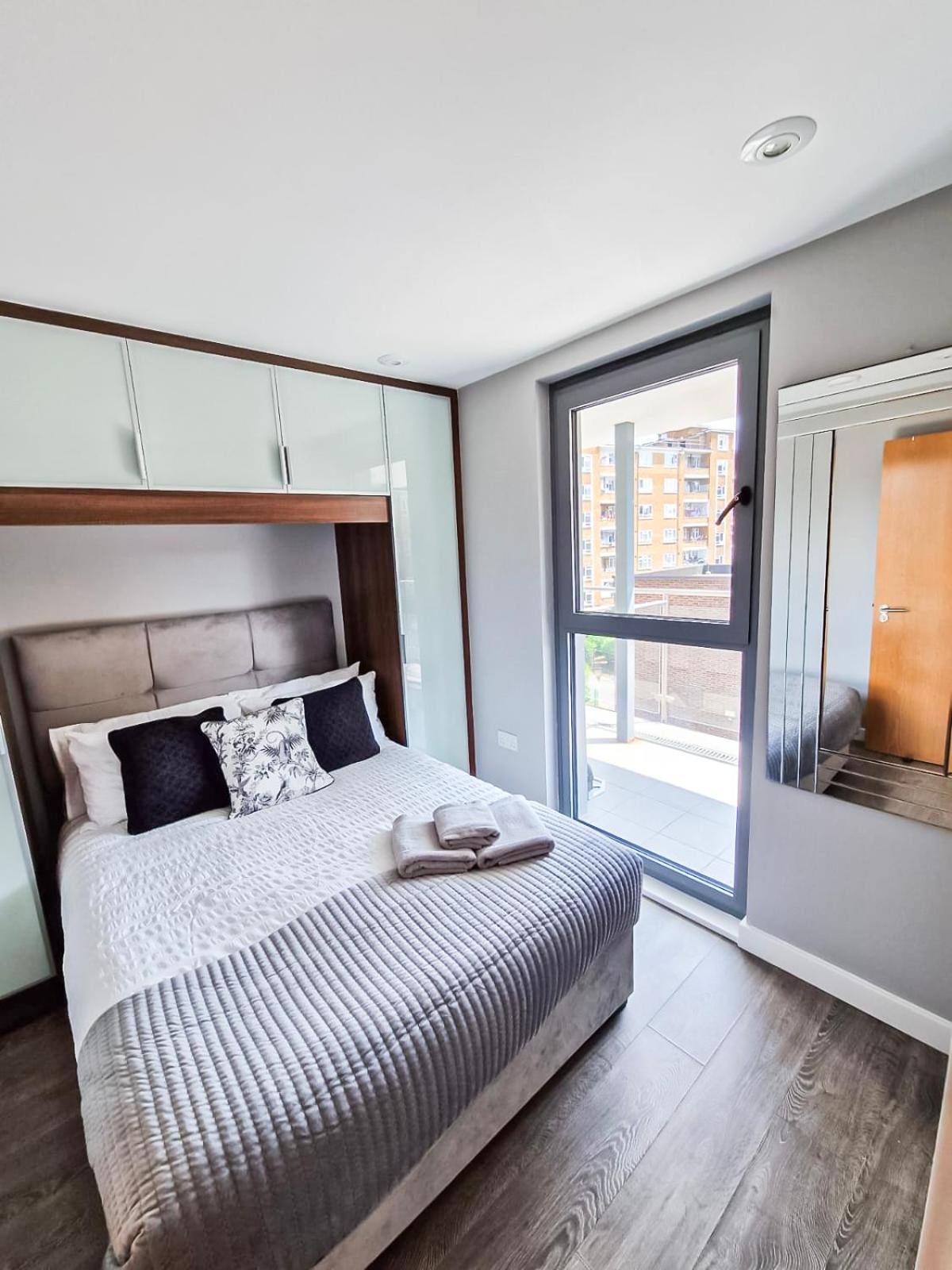 Contemporary Apartments with Private Balconies in Hoxton near Shoreditch, Old Street, Islington by NourNest Apartments