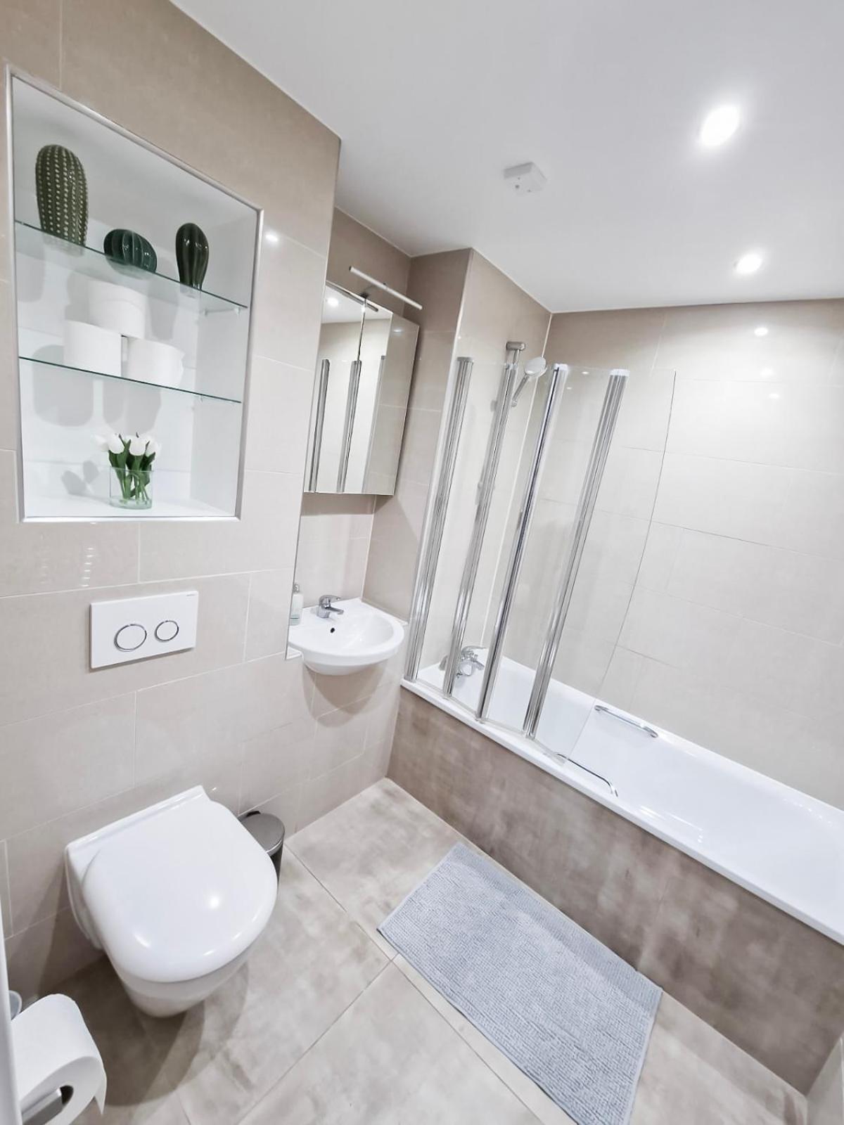 Contemporary Apartments with Private Balconies in Hoxton near Shoreditch, Old Street, Islington by NourNest Apartments