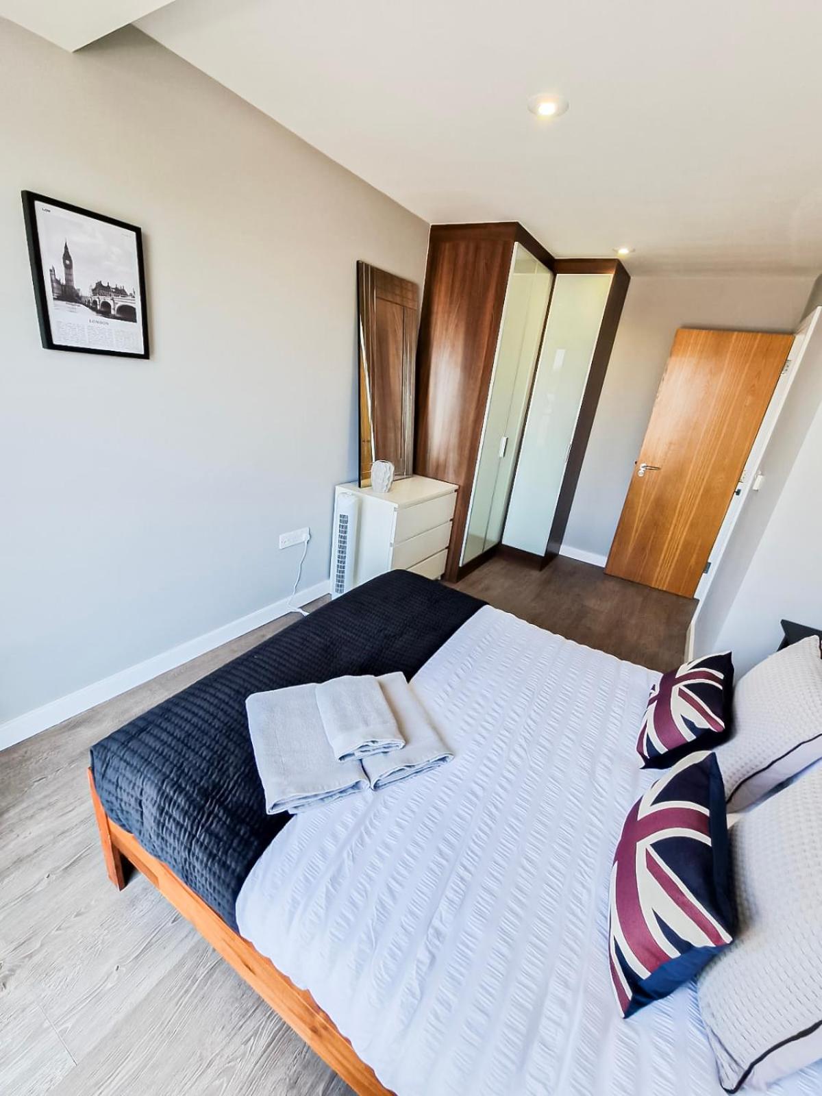 Contemporary Apartments with Private Balconies in Hoxton near Shoreditch, Old Street, Islington by NourNest Apartments