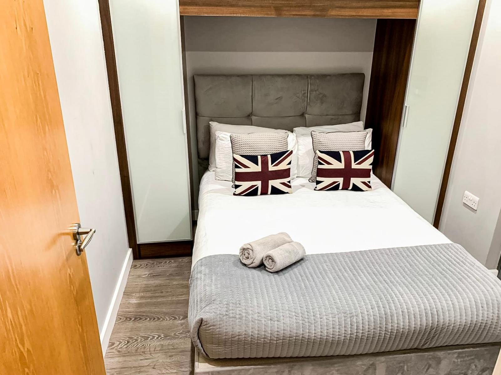 Contemporary Apartments with Private Balconies in Hoxton near Shoreditch, Old Street, Islington by NourNest Apartments