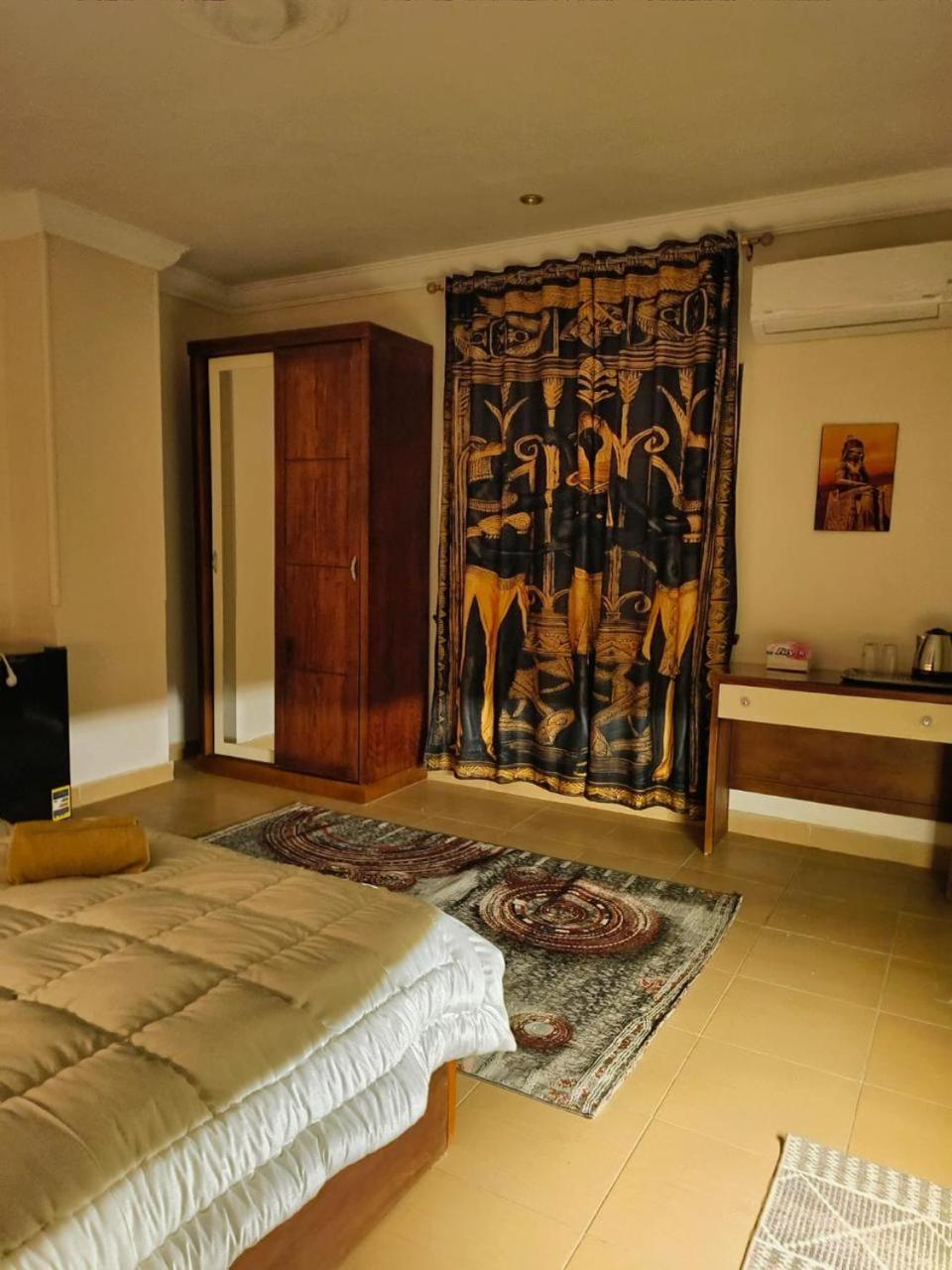 The pharaohs pyramids view apartment