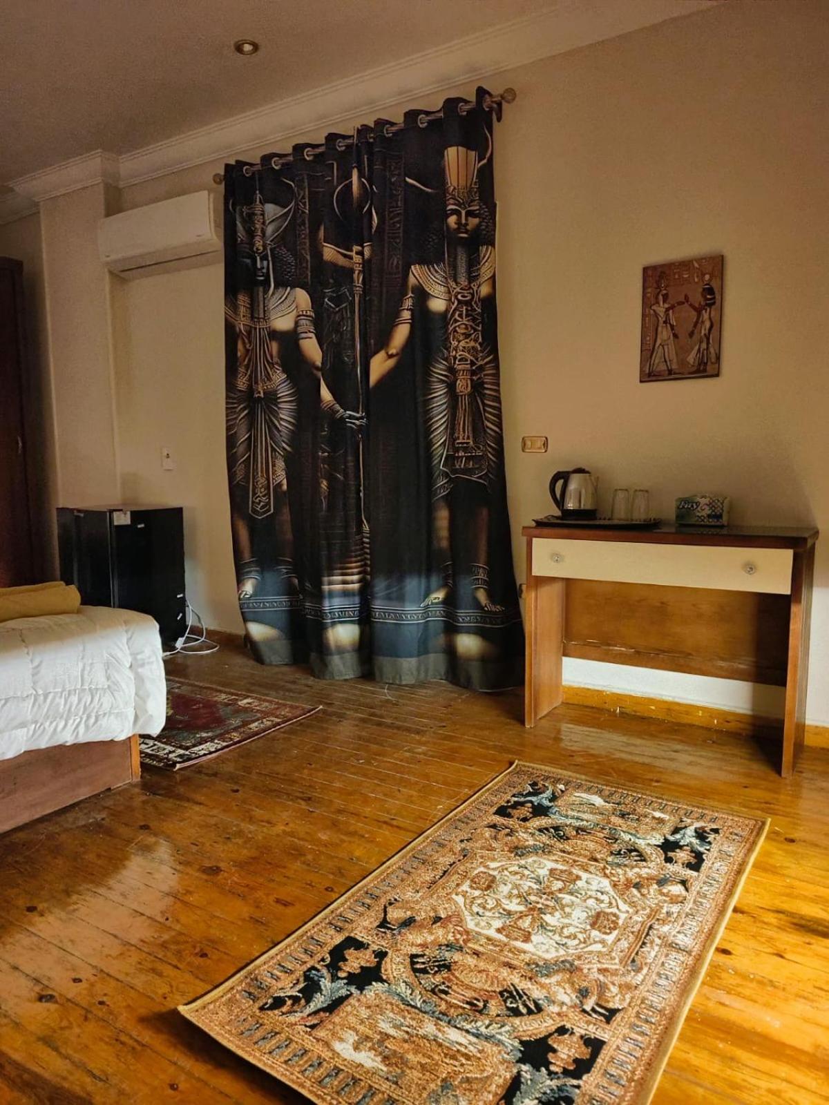 The pharaohs pyramids view apartment
