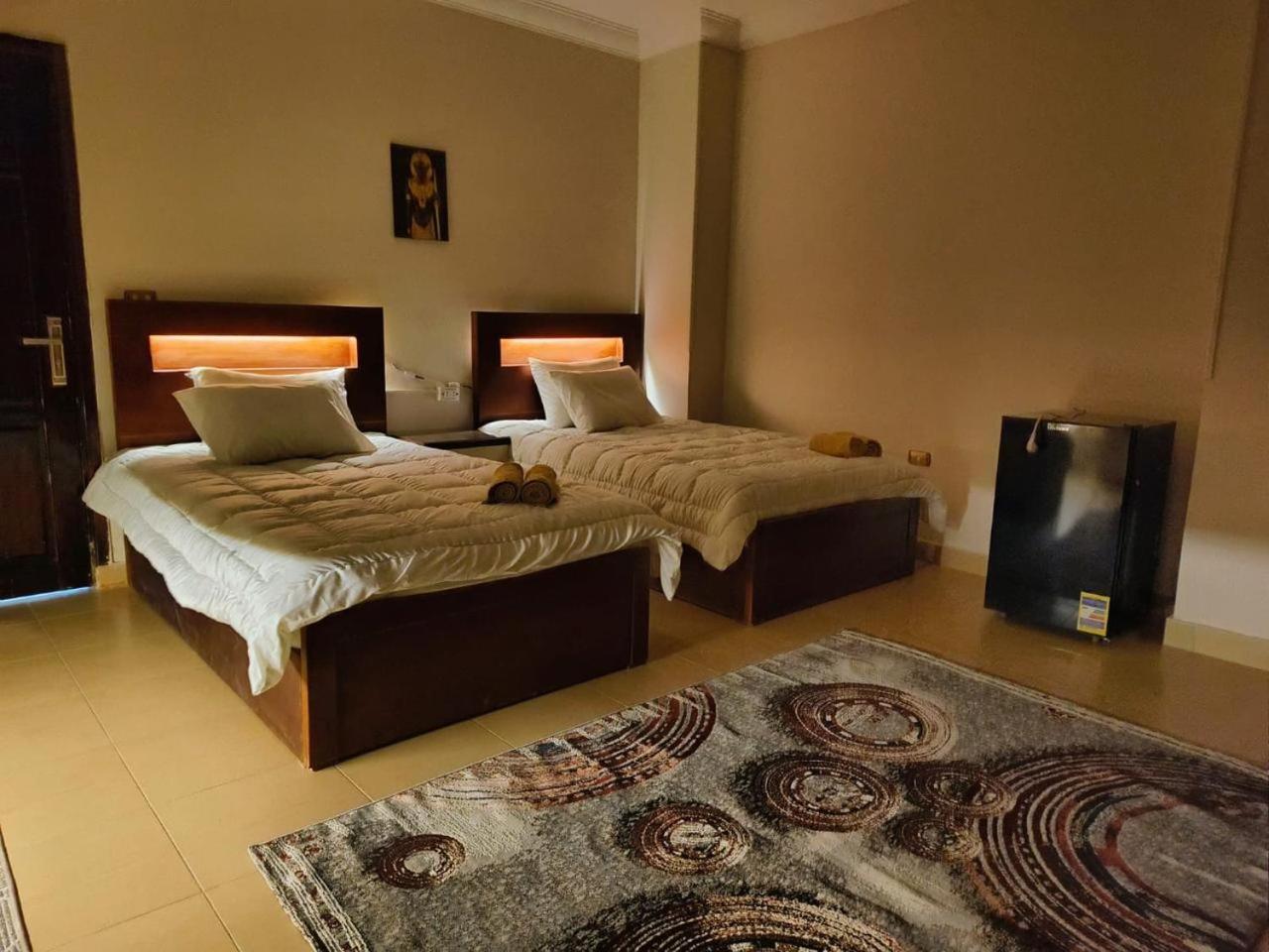 The pharaohs pyramids view apartment