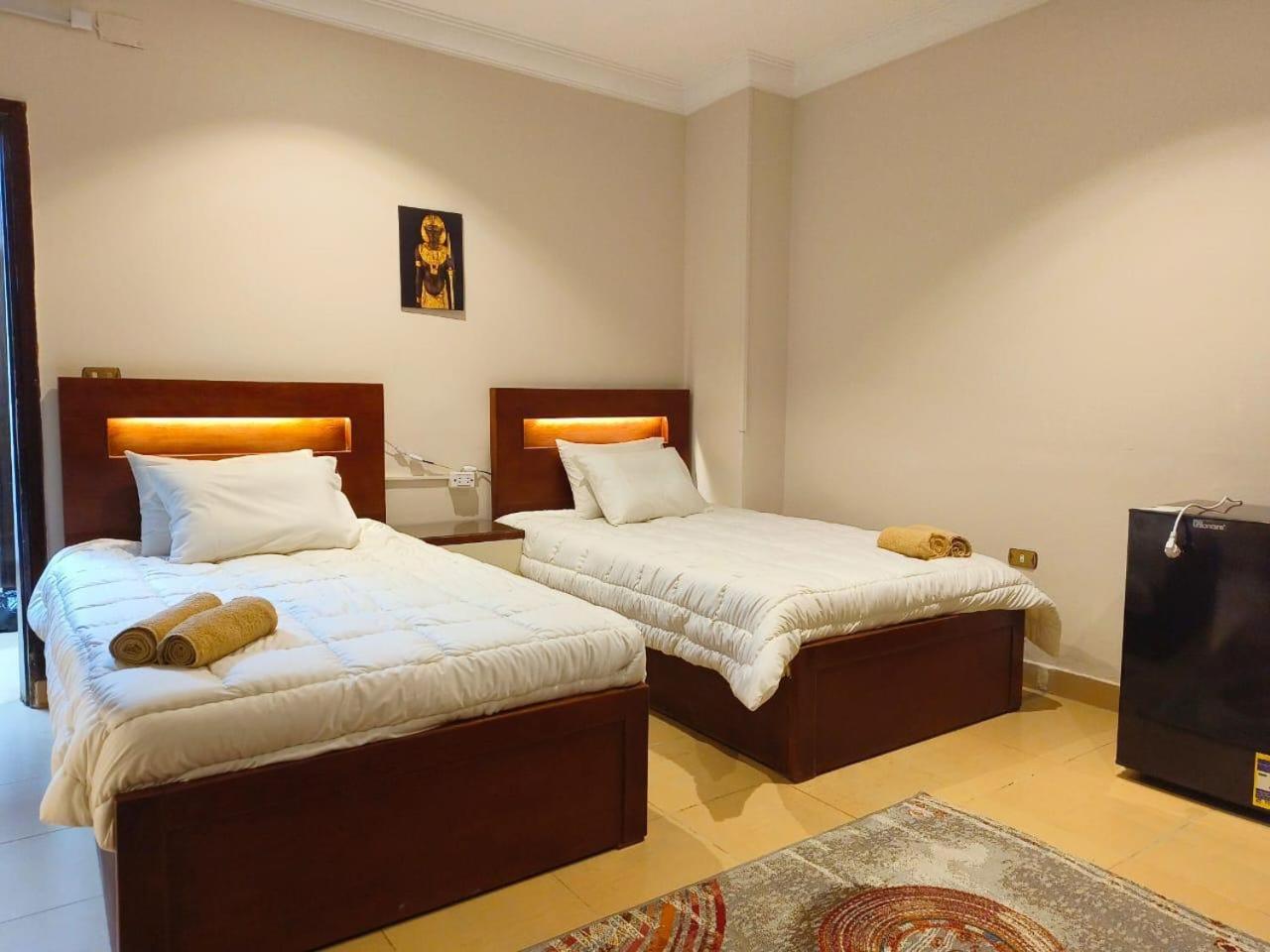 The pharaohs pyramids view apartment