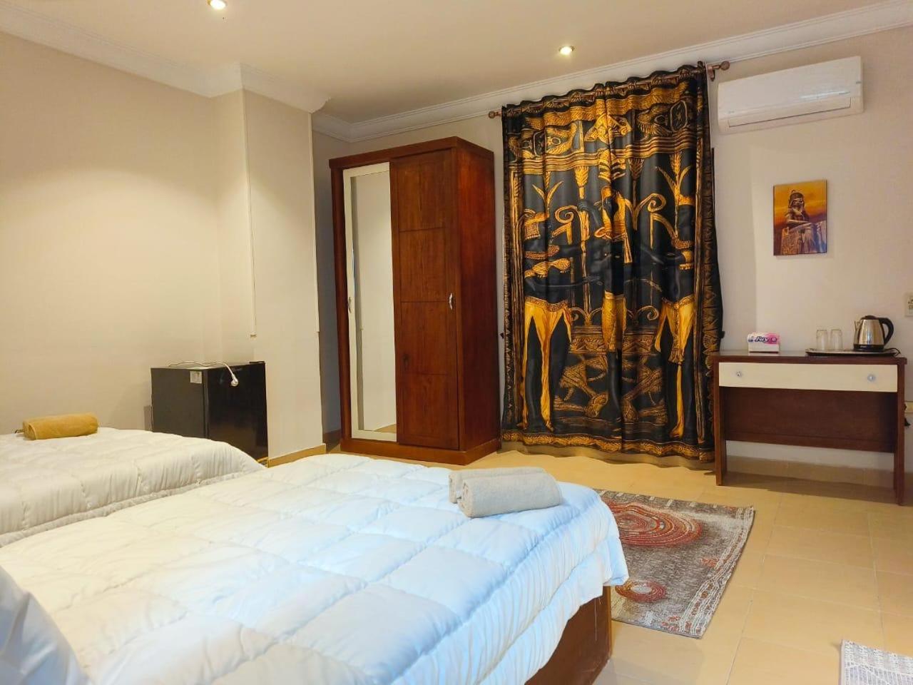 The pharaohs pyramids view apartment