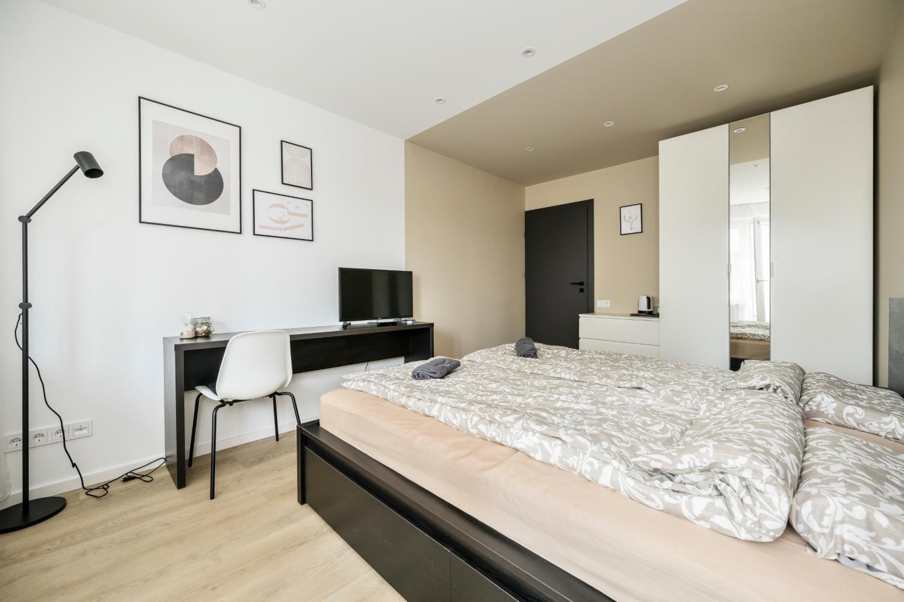 GoldenHugo rooms view 5