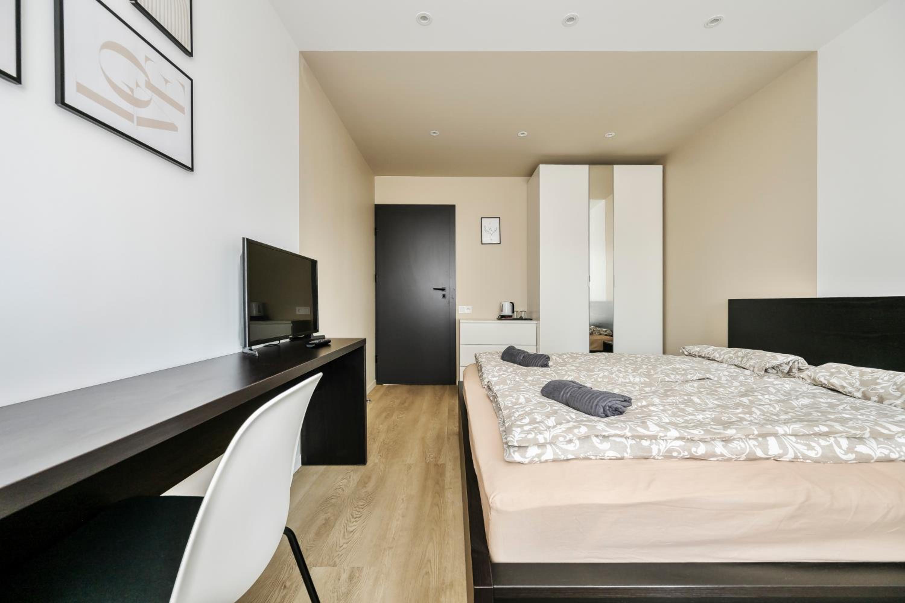 GoldenHugo rooms view 4