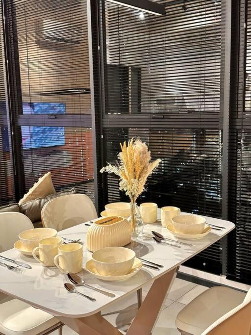 URBAN Suites Modern Pinky 6pax 3queen 3Bedroom 2Bathroom 2Carpark with Infinity Pool photo 4
