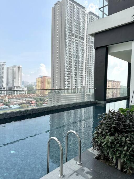 URBAN Suites Modern Pinky 6pax 3queen 3Bedroom 2Bathroom 2Carpark with Infinity Pool view 2