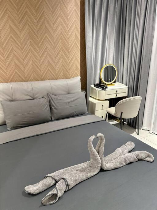 URBAN Suites Modern Pinky 6pax 3queen 3Bedroom 2Bathroom 2Carpark with Infinity Pool photo 2