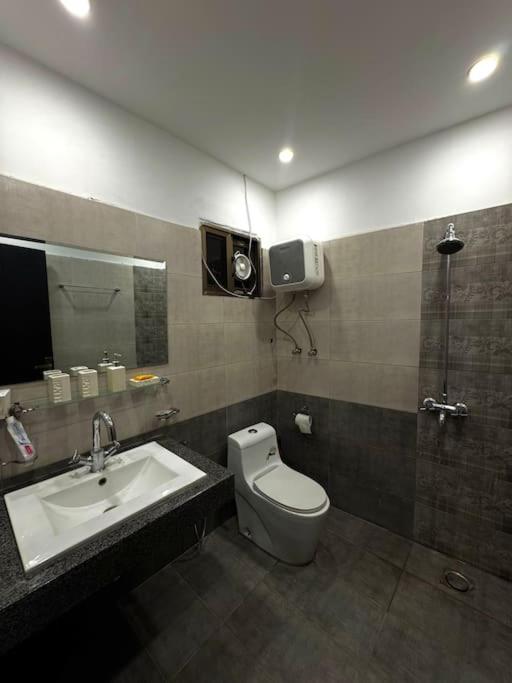 Designer 1BR Apartment w Top City View & Eateries view 3
