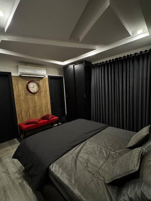 Designer 1BR Apartment w Top City View & Eateries view 5