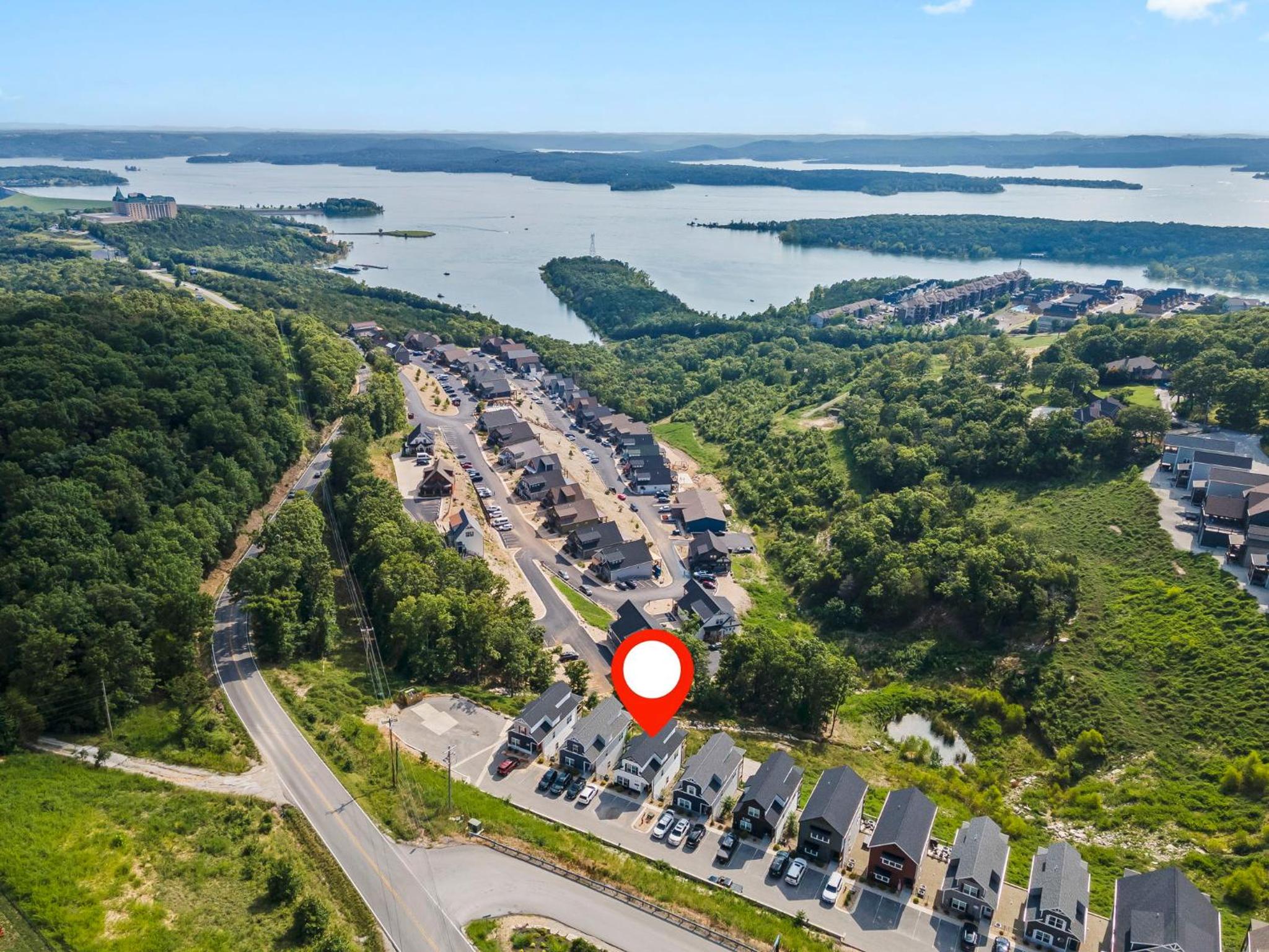 Breathtaking Lake Views-Dog Friendly-$400 of Free Tickets-High End Decor view 4