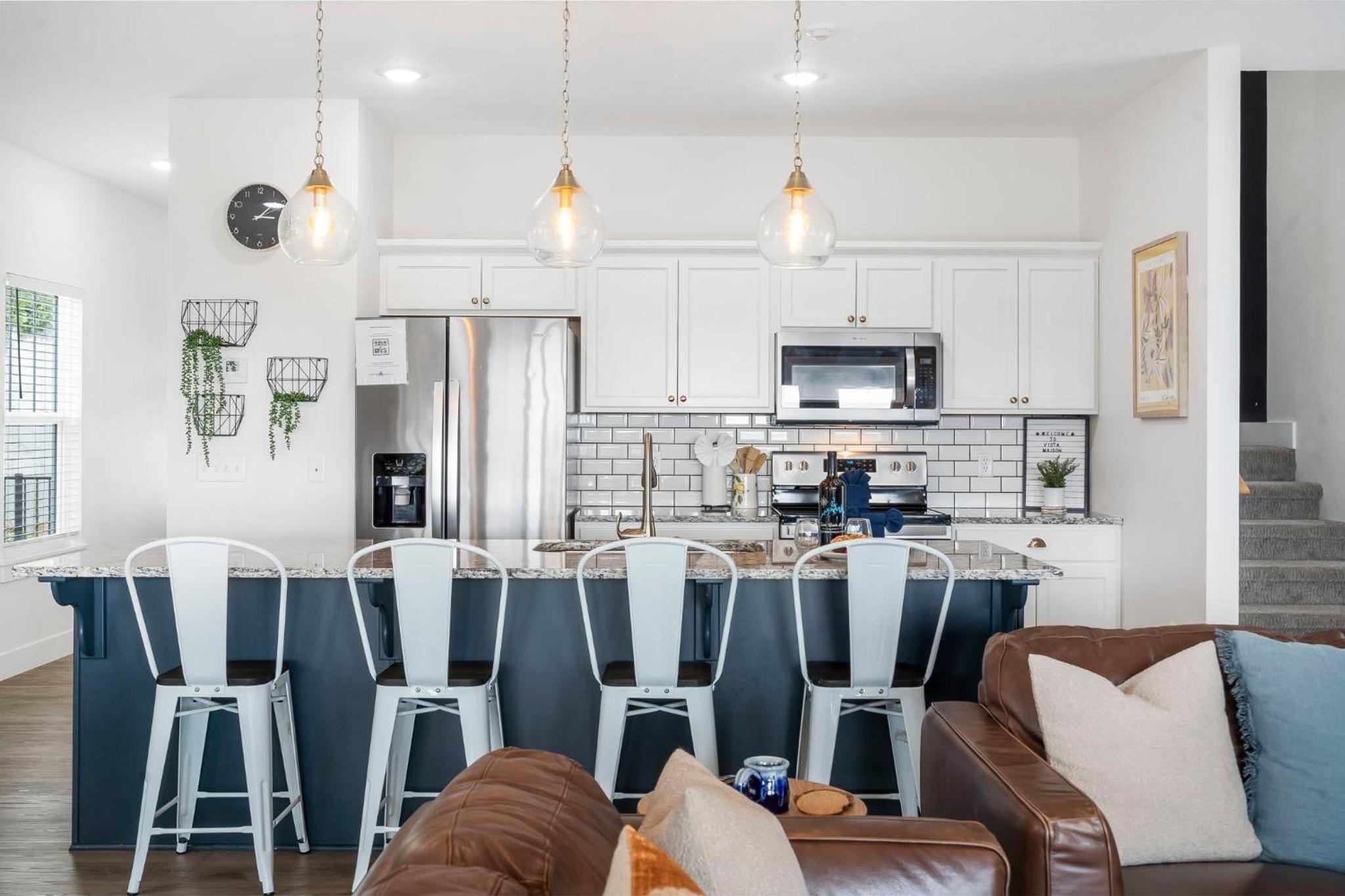 Breathtaking Lake Views-Dog Friendly-$400 of Free Tickets-High End Decor view 5