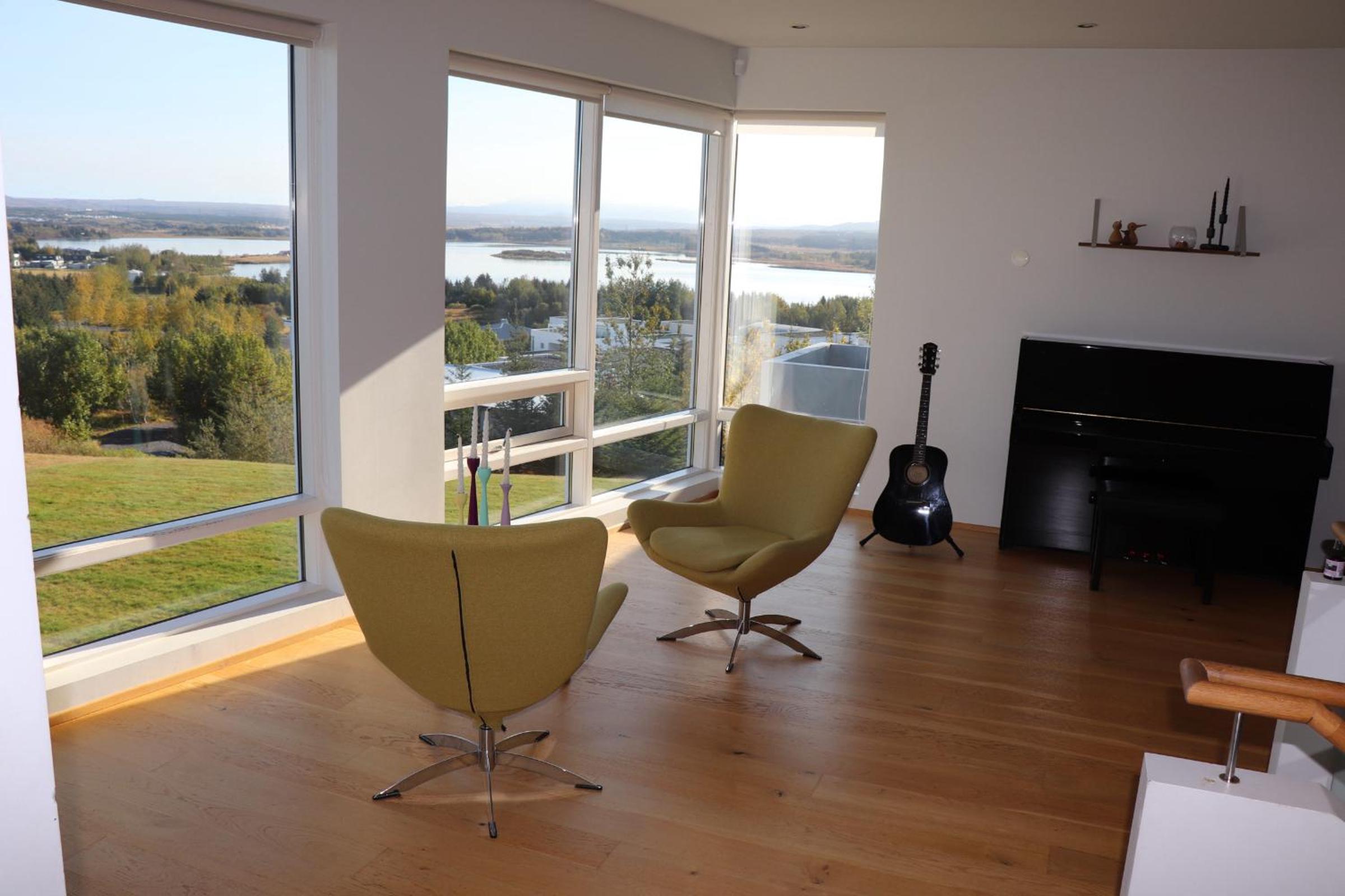 Stunning Townhouse by the lake view 4