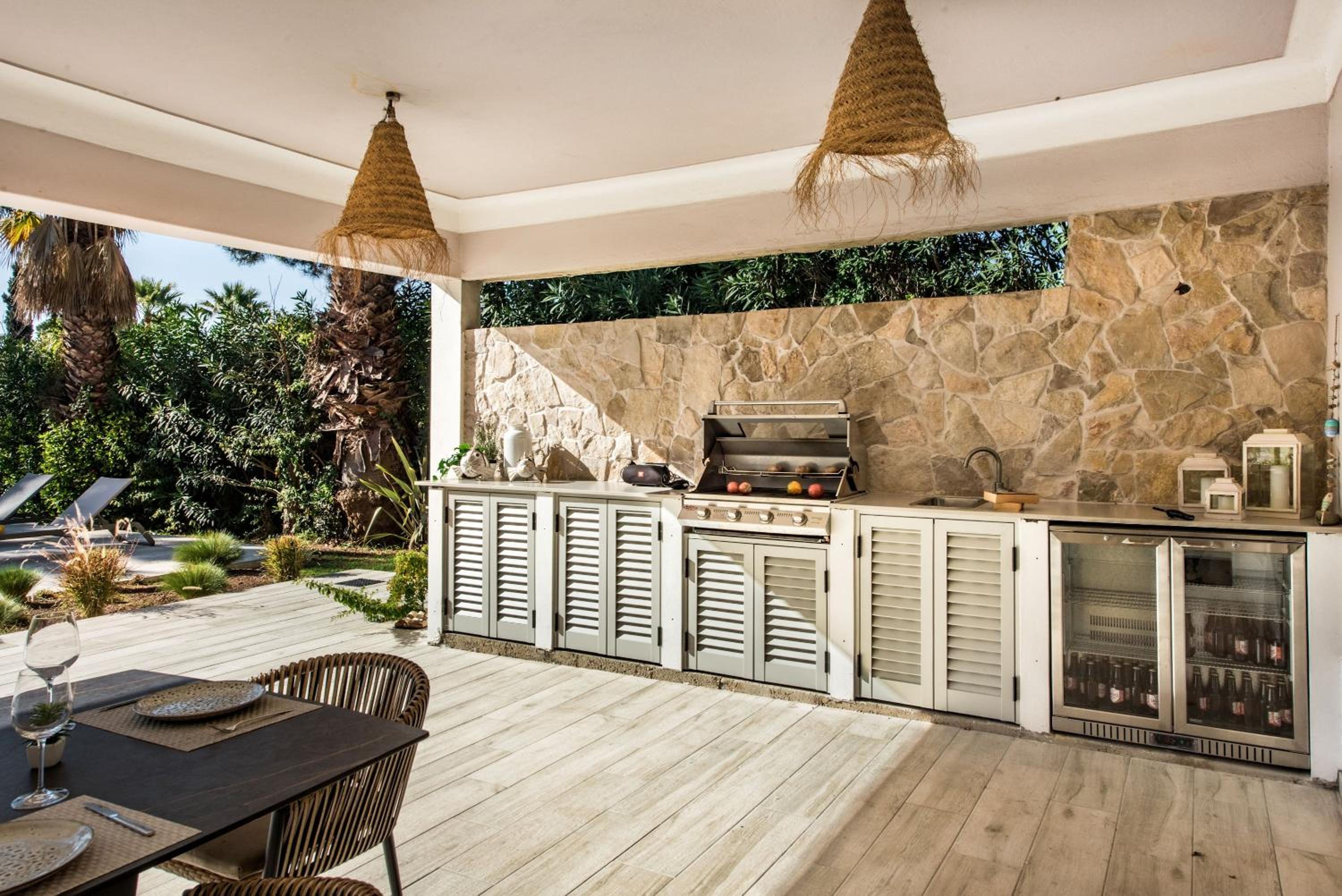 Almancil Vacations - Dazzling Almancil Villa  Villa Magorian  4 Bedrooms  Spacious Furnished Sun Terrace  Private Outdoor Pool  BBQ Facilities  Shaded Outdoor Dining Area  Private Garden  Quinta Do Lago - Property Image 1