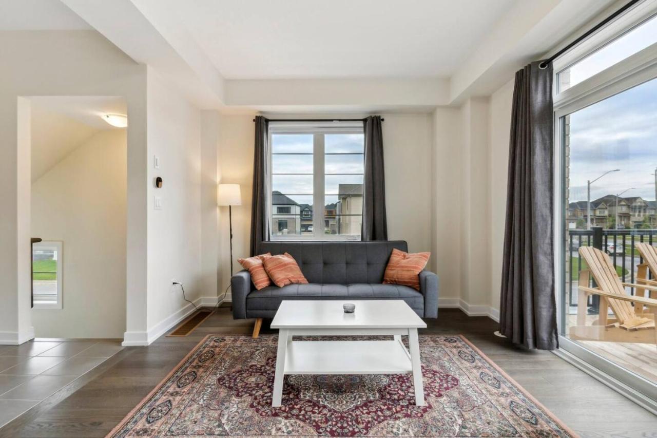 A Brand New 4BR Townhouse in Thorold Retreat