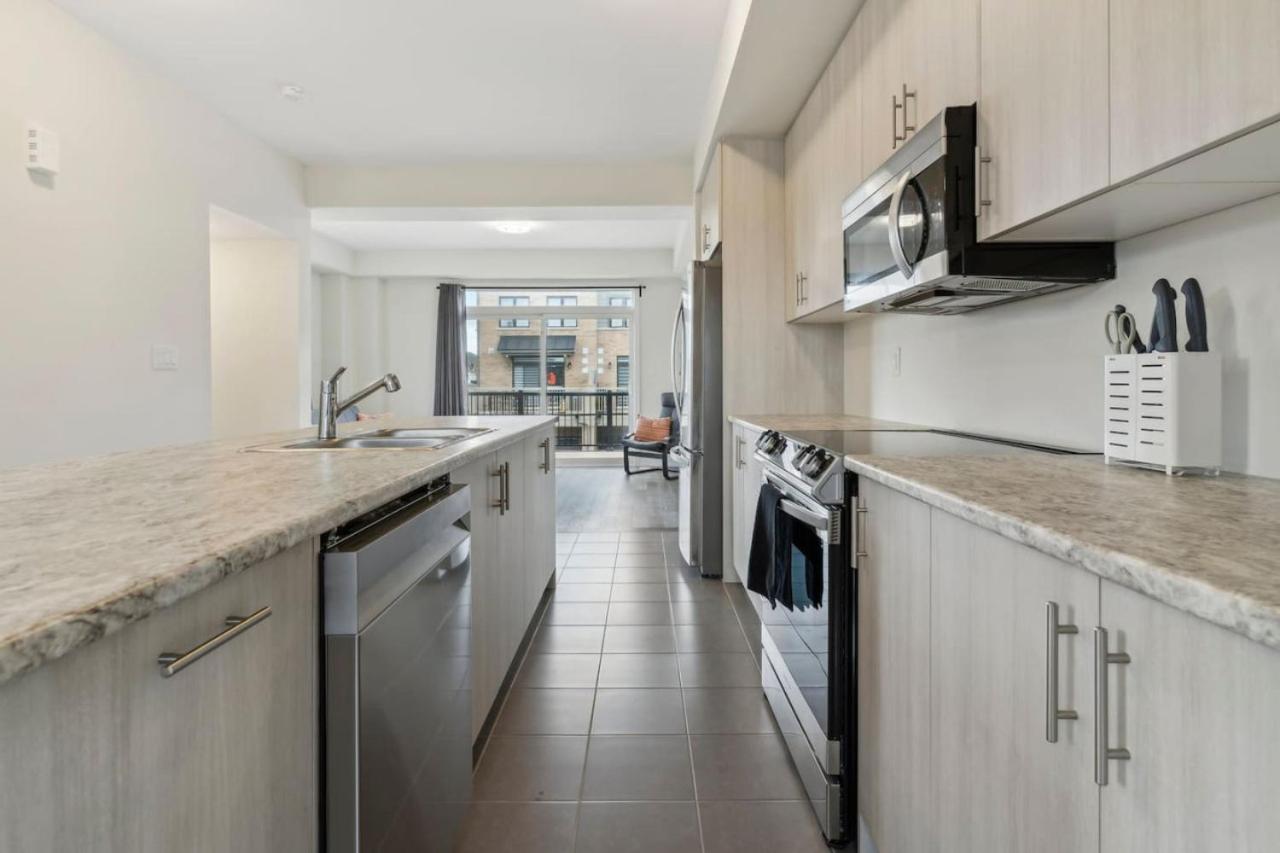 A Brand New 4BR Townhouse in Thorold Retreat