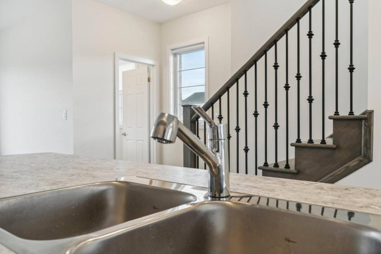 A Brand New 4BR Townhouse in Thorold Retreat