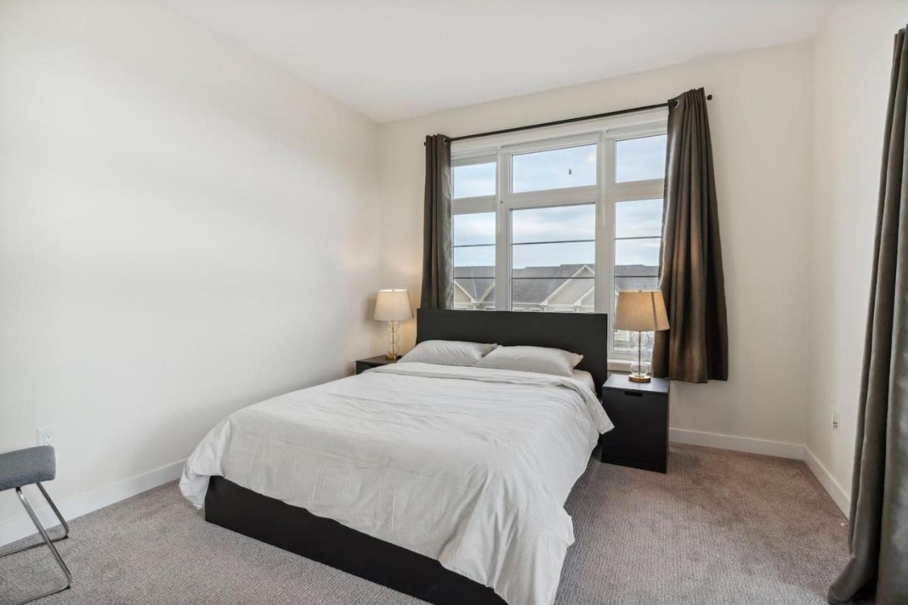 A Brand New 4BR Townhouse in Thorold Retreat