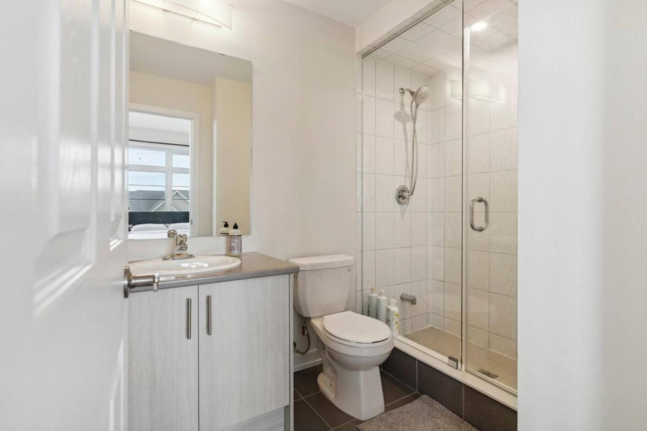 A Brand New 4BR Townhouse in Thorold Retreat