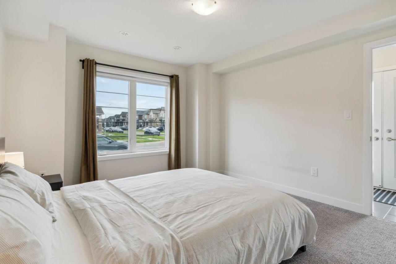 A Brand New 4BR Townhouse in Thorold Retreat
