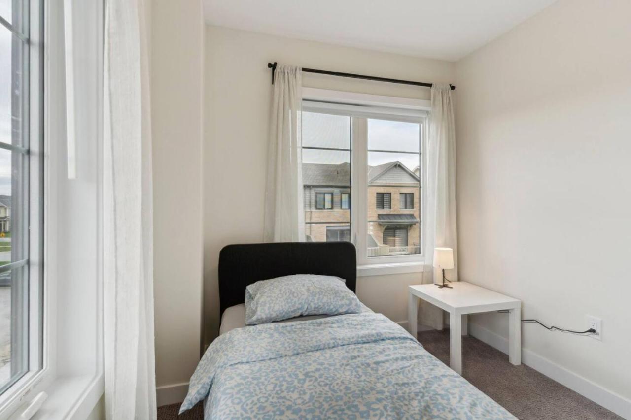 A Brand New 4BR Townhouse in Thorold Retreat