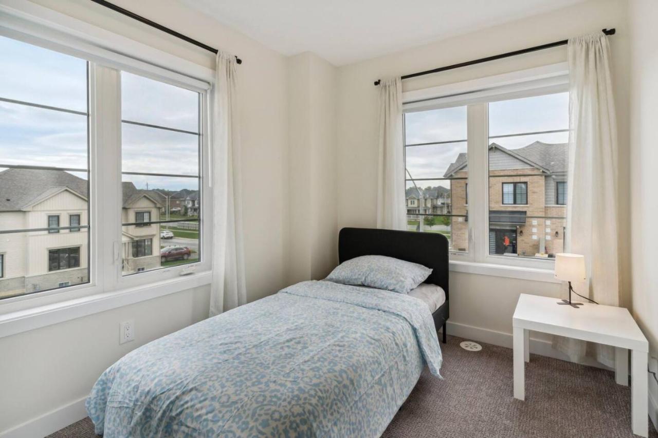 A Brand New 4BR Townhouse in Thorold Retreat