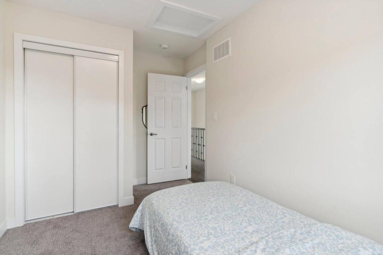 A Brand New 4BR Townhouse in Thorold Retreat