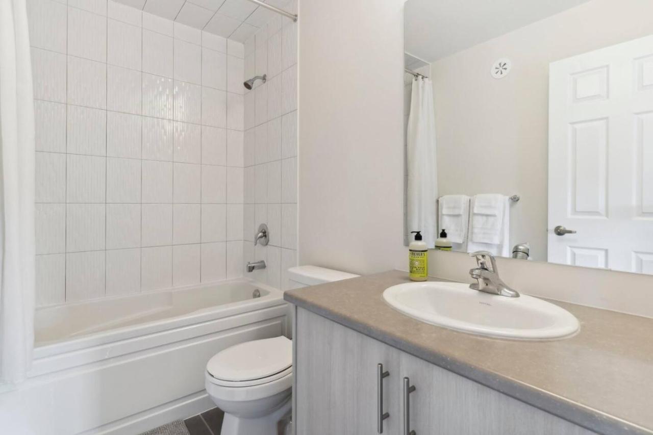 A Brand New 4BR Townhouse in Thorold Retreat