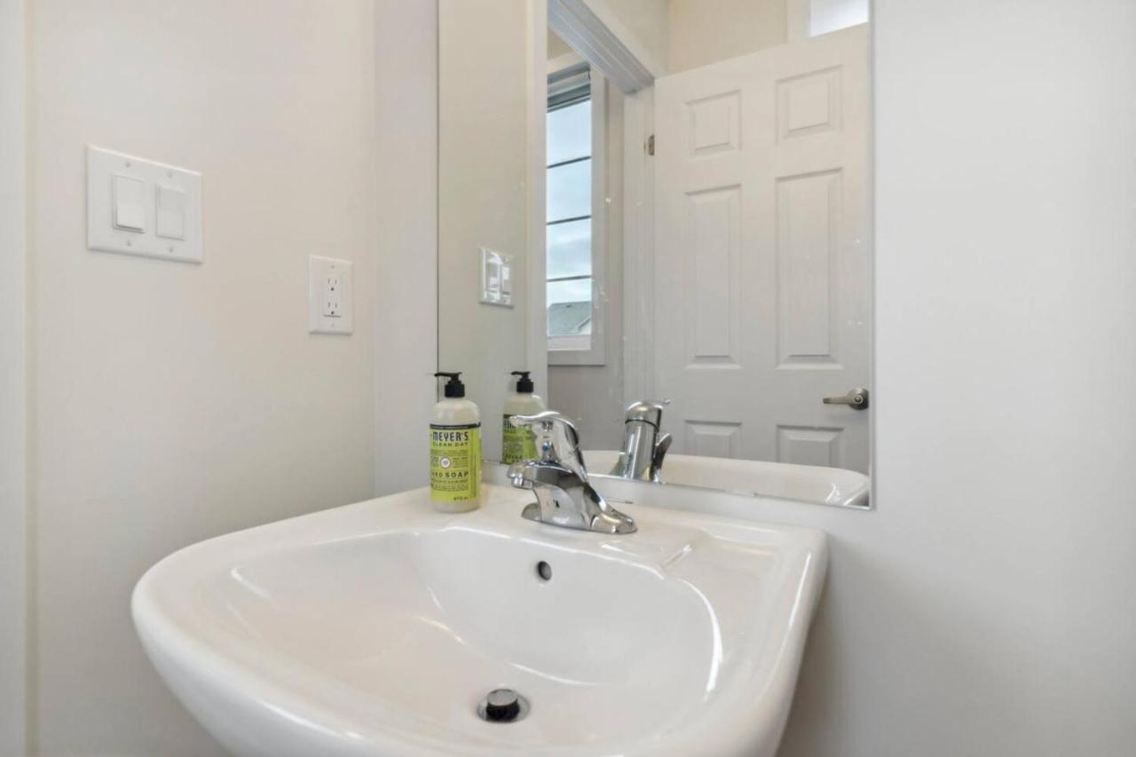 A Brand New 4BR Townhouse in Thorold Retreat