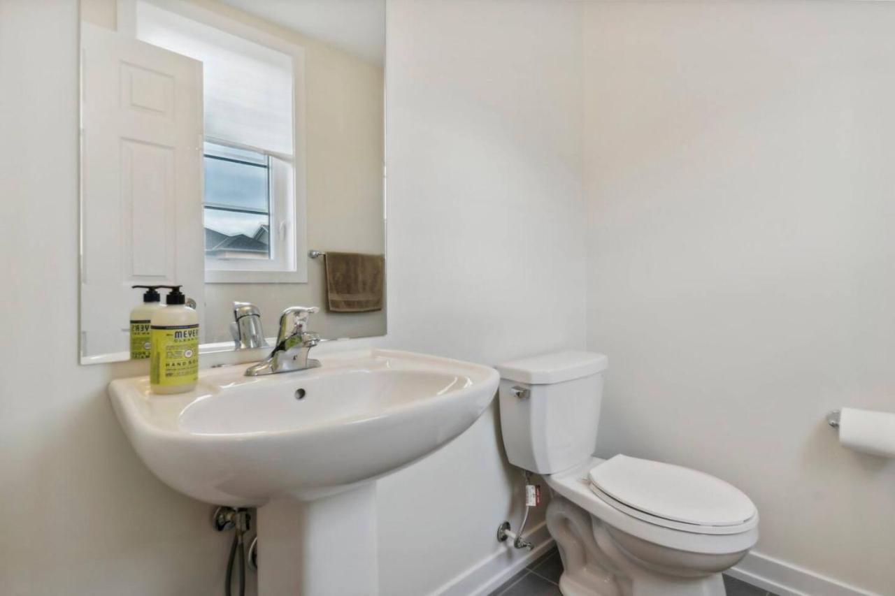 A Brand New 4BR Townhouse in Thorold Retreat