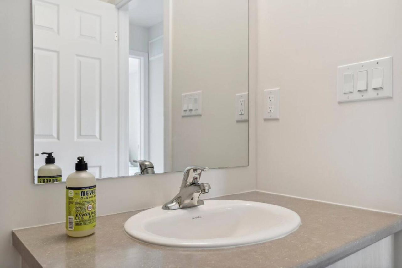 A Brand New 4BR Townhouse in Thorold Retreat