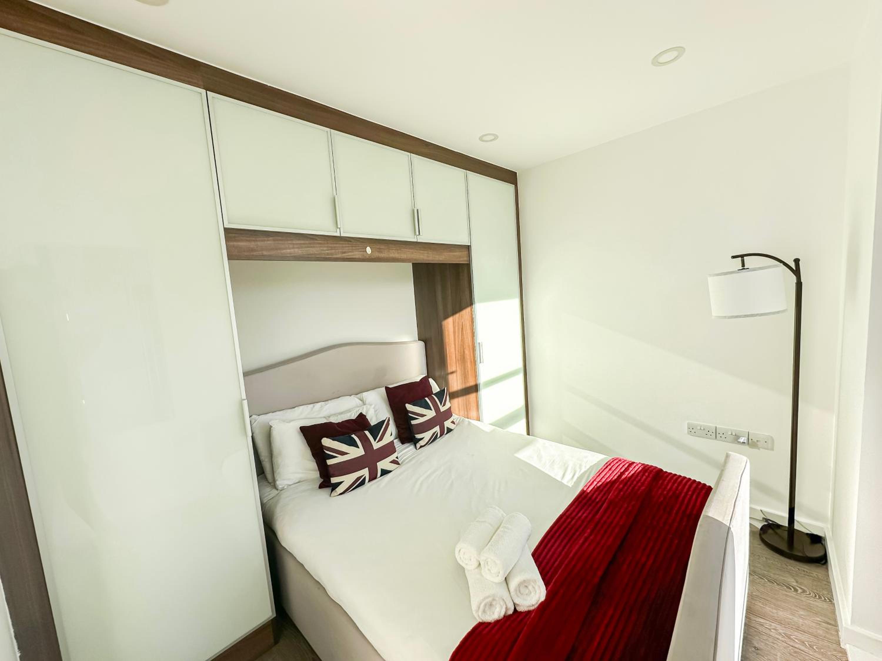 Contemporary Apartments with Private Balconies in Hoxton near Shoreditch, Old Street, Islington by NourNest Apartments