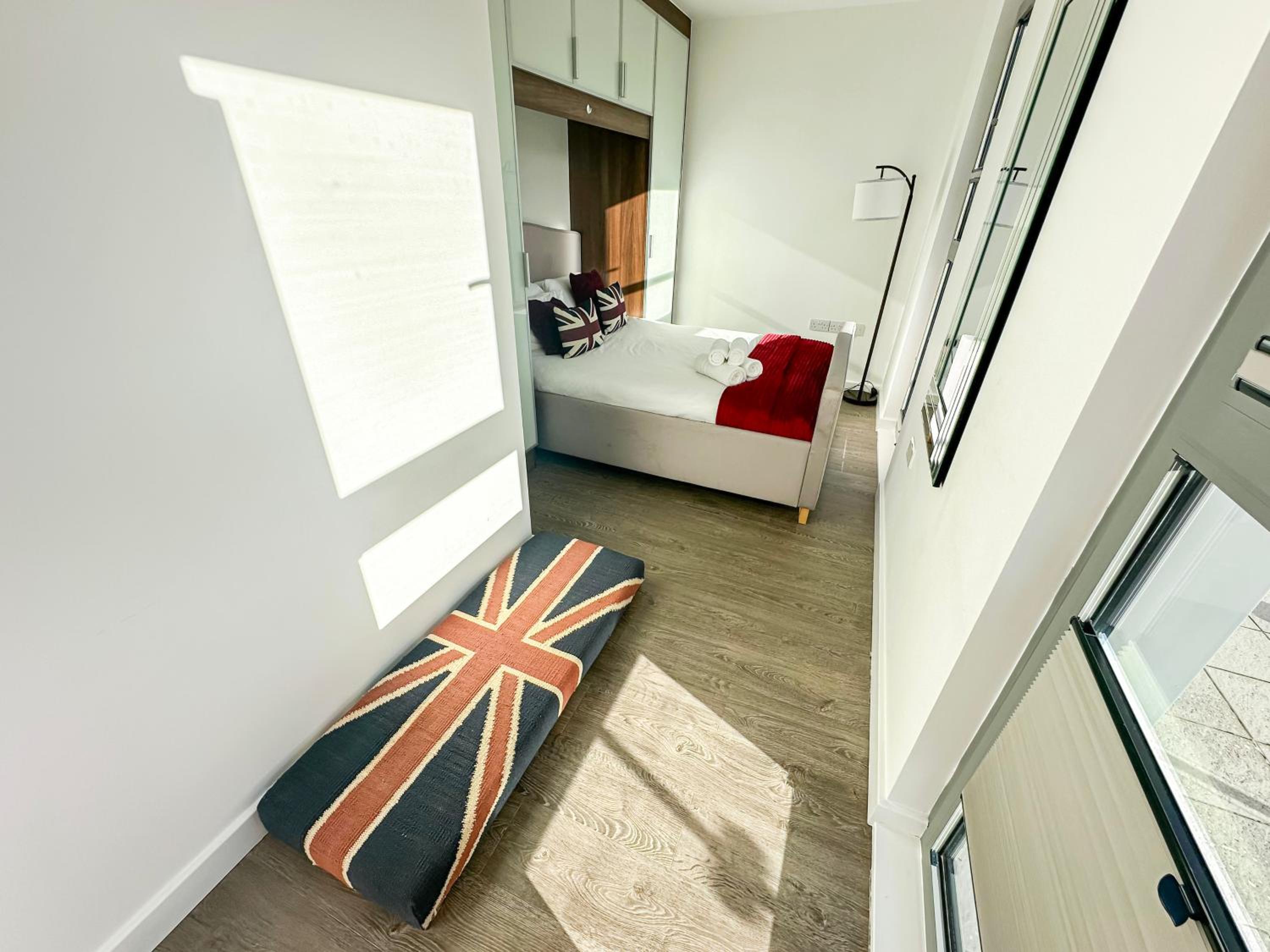 Contemporary Apartments with Private Balconies in Hoxton near Shoreditch, Old Street, Islington by NourNest Apartments