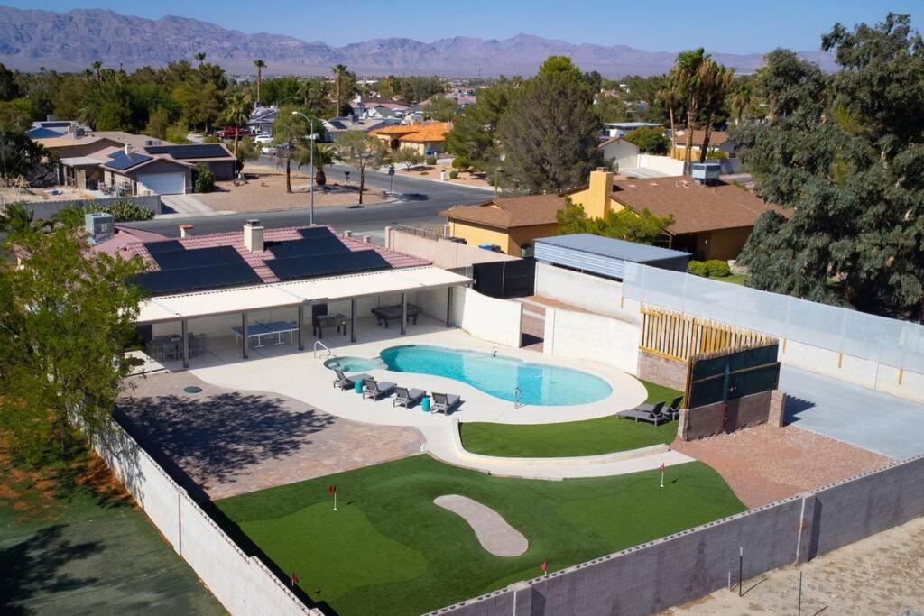 6 BR Oasis with Pool, Pickle Ball, Golf & More! view 5