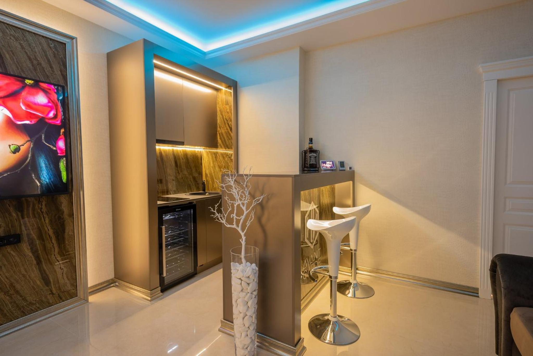 H & V Residence - Avantgarde Apartment