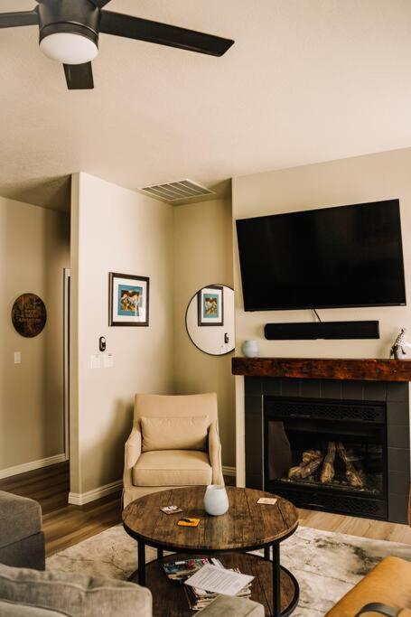 No Business Lookout, Views, Tamarack, Golf,Skiing,MTB, 3 king beds, pet friendly view 2