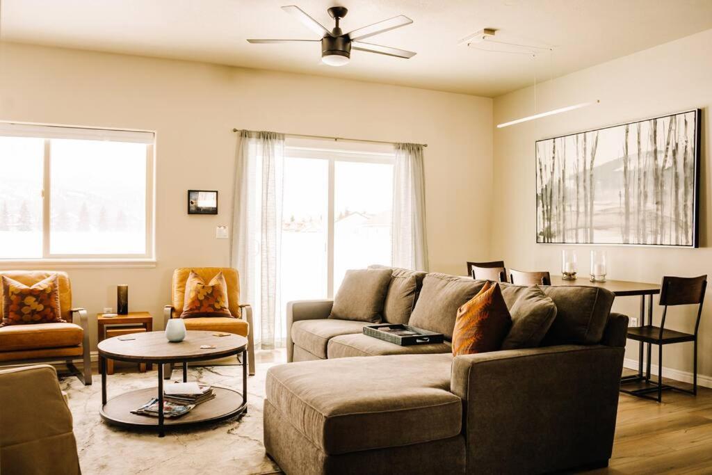 No Business Lookout, Views, Tamarack, Golf,Skiing,MTB, 3 king beds, pet friendly view 5