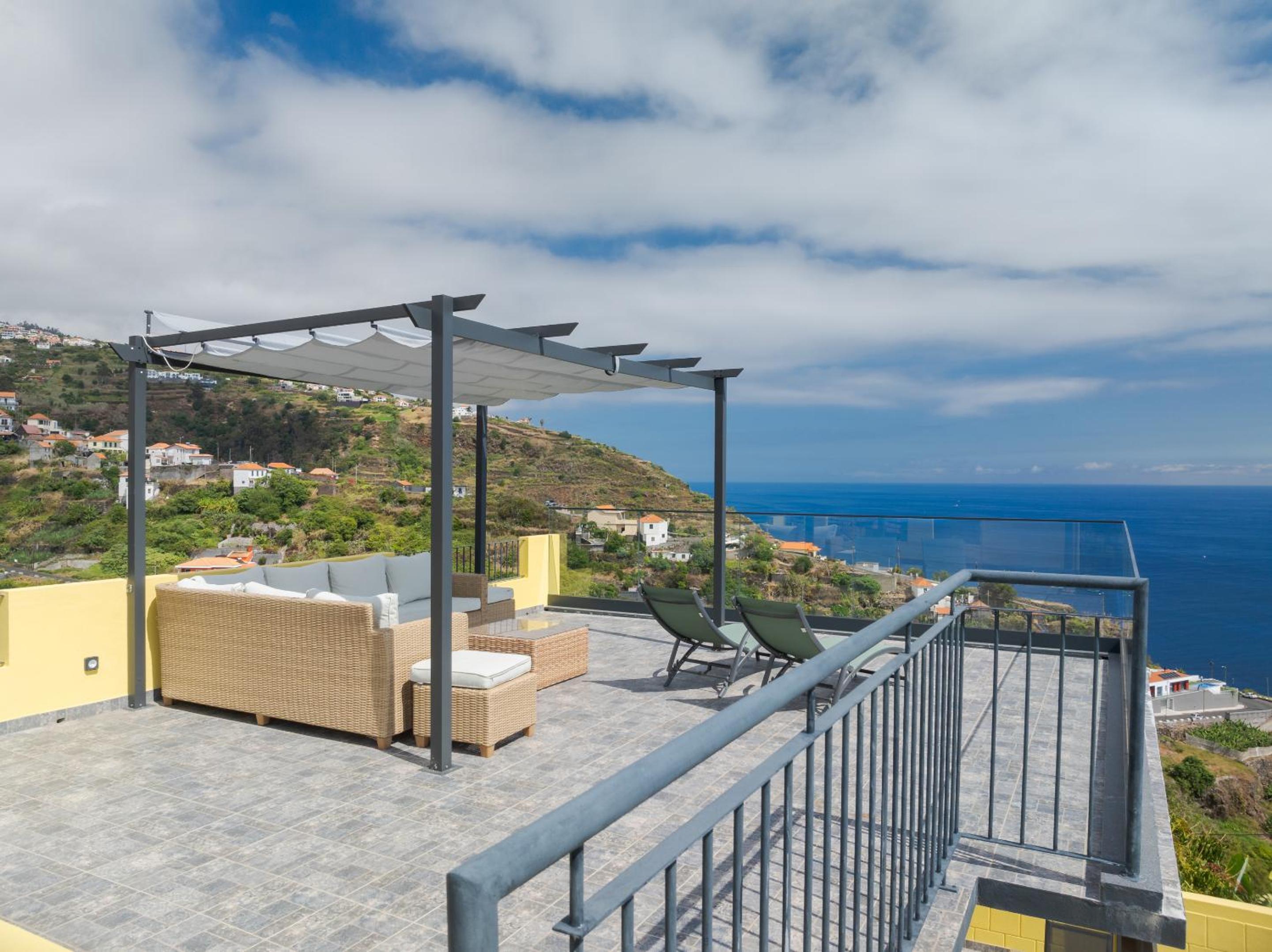 Sky & Ocean en Calheta — roof