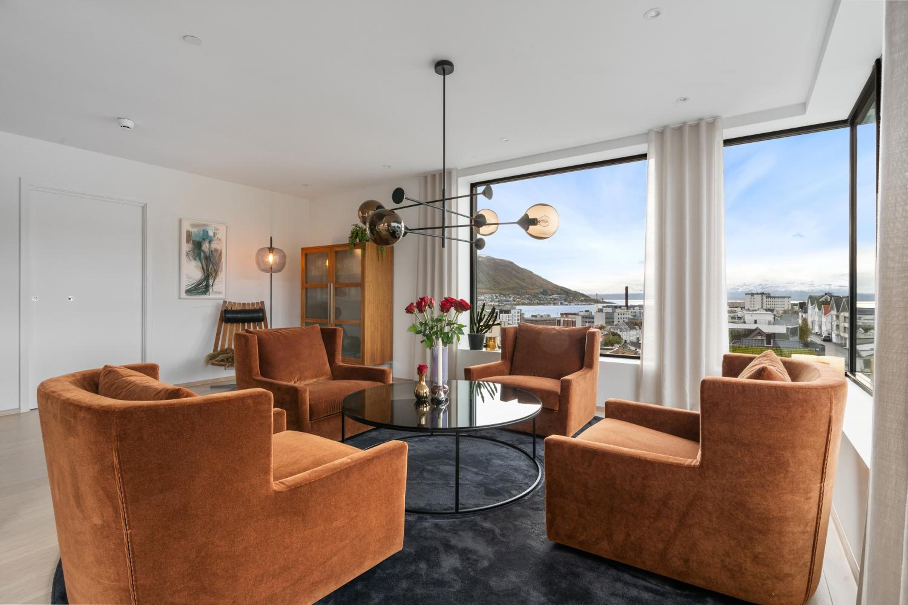 Hotel Luxury Apartment Downtown Tromsø with 2 Bedrooms and 2 Bathrooms and Parking - Image 1
