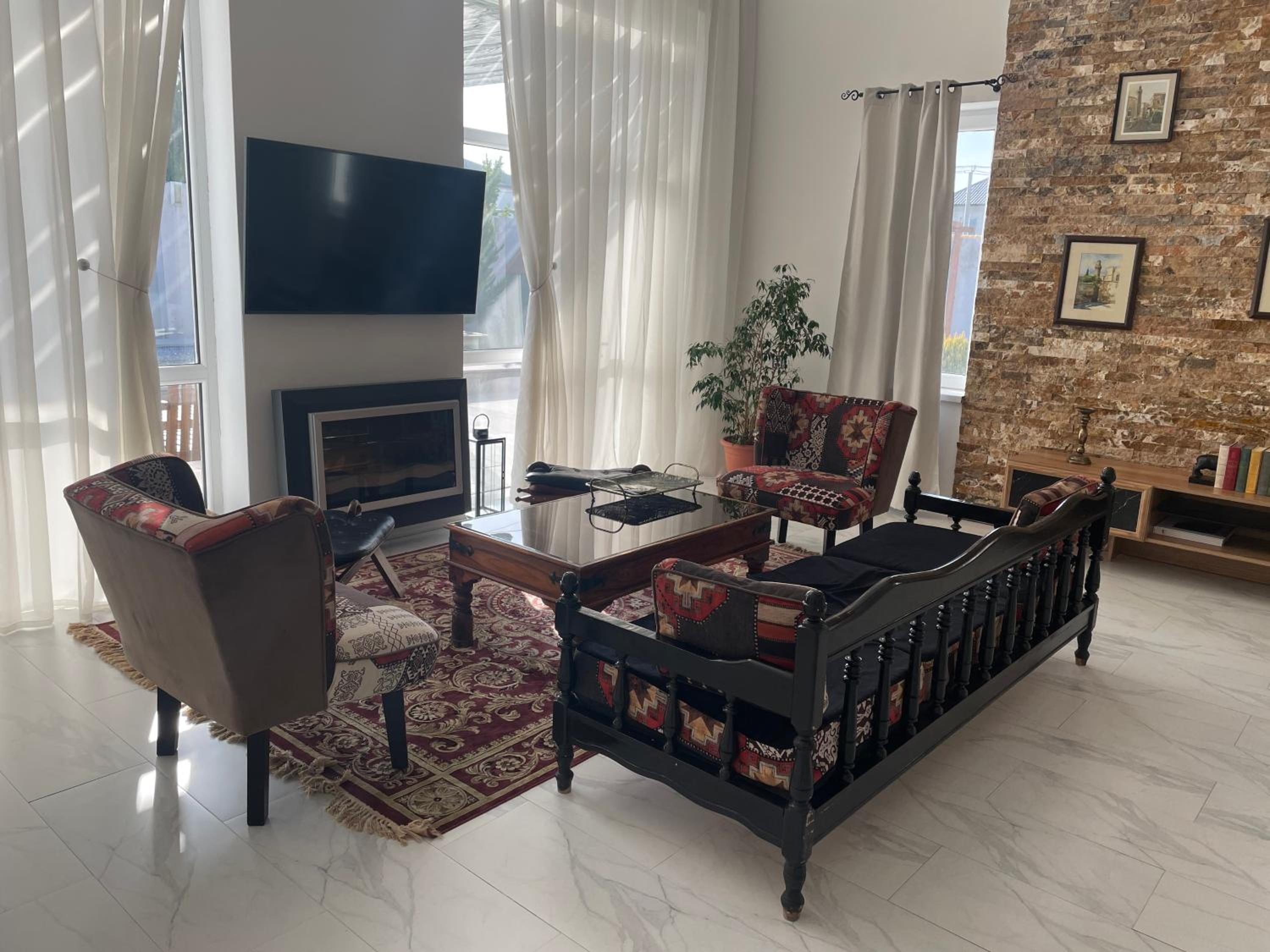 Entire house with pool for rent