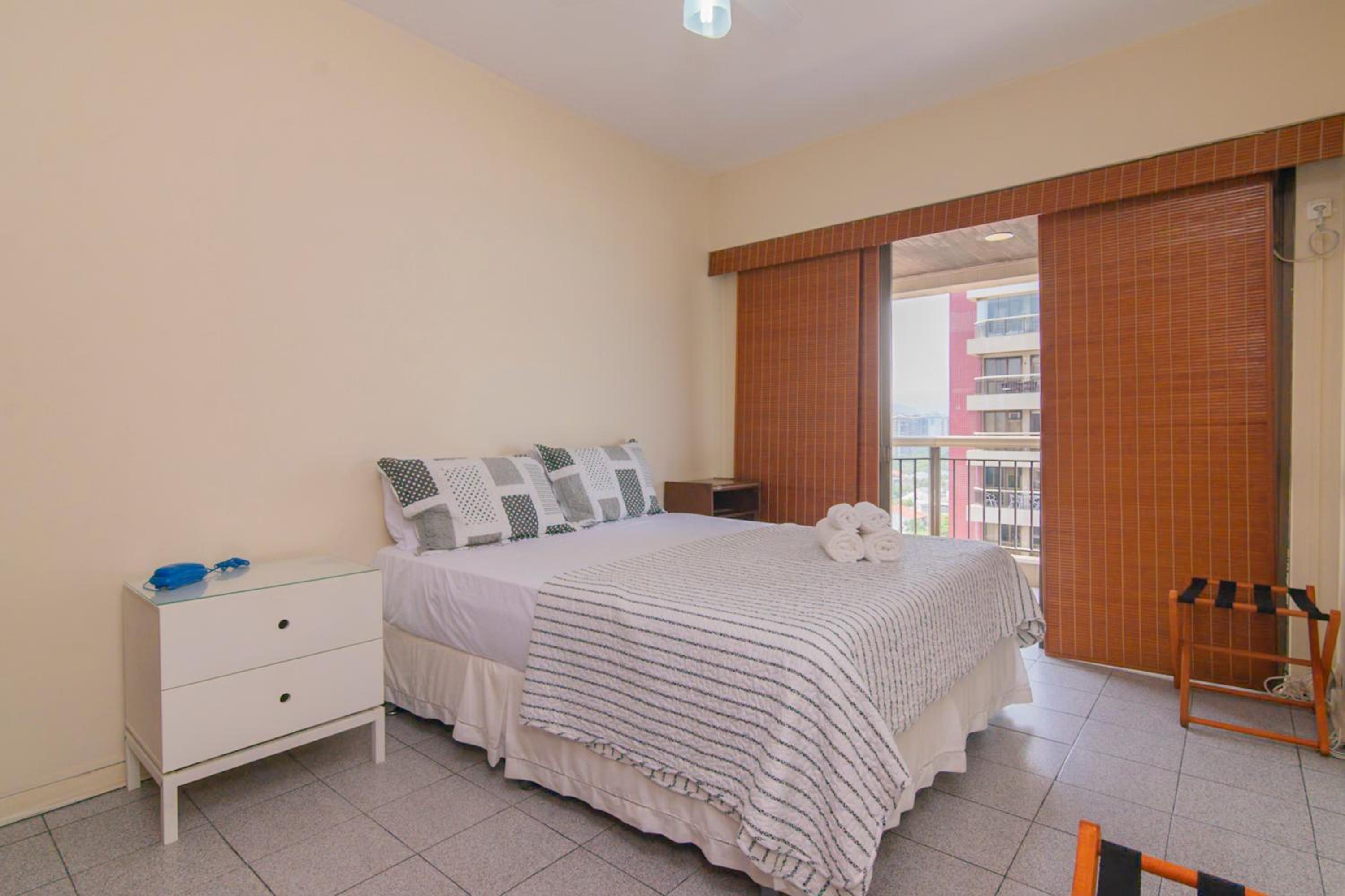 Pé na areia e vista para praia na Barra da Tijuca