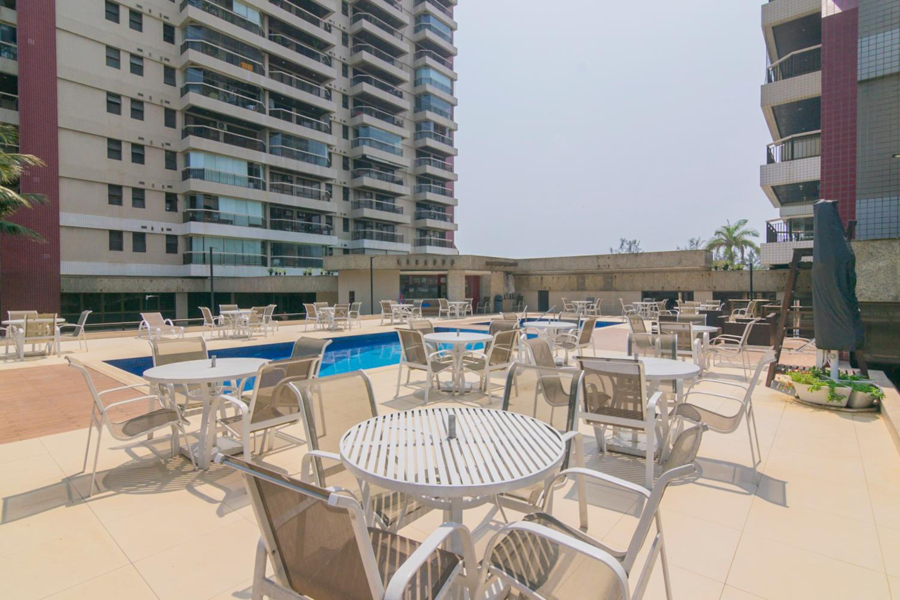 Pé na areia e vista para praia na Barra da Tijuca