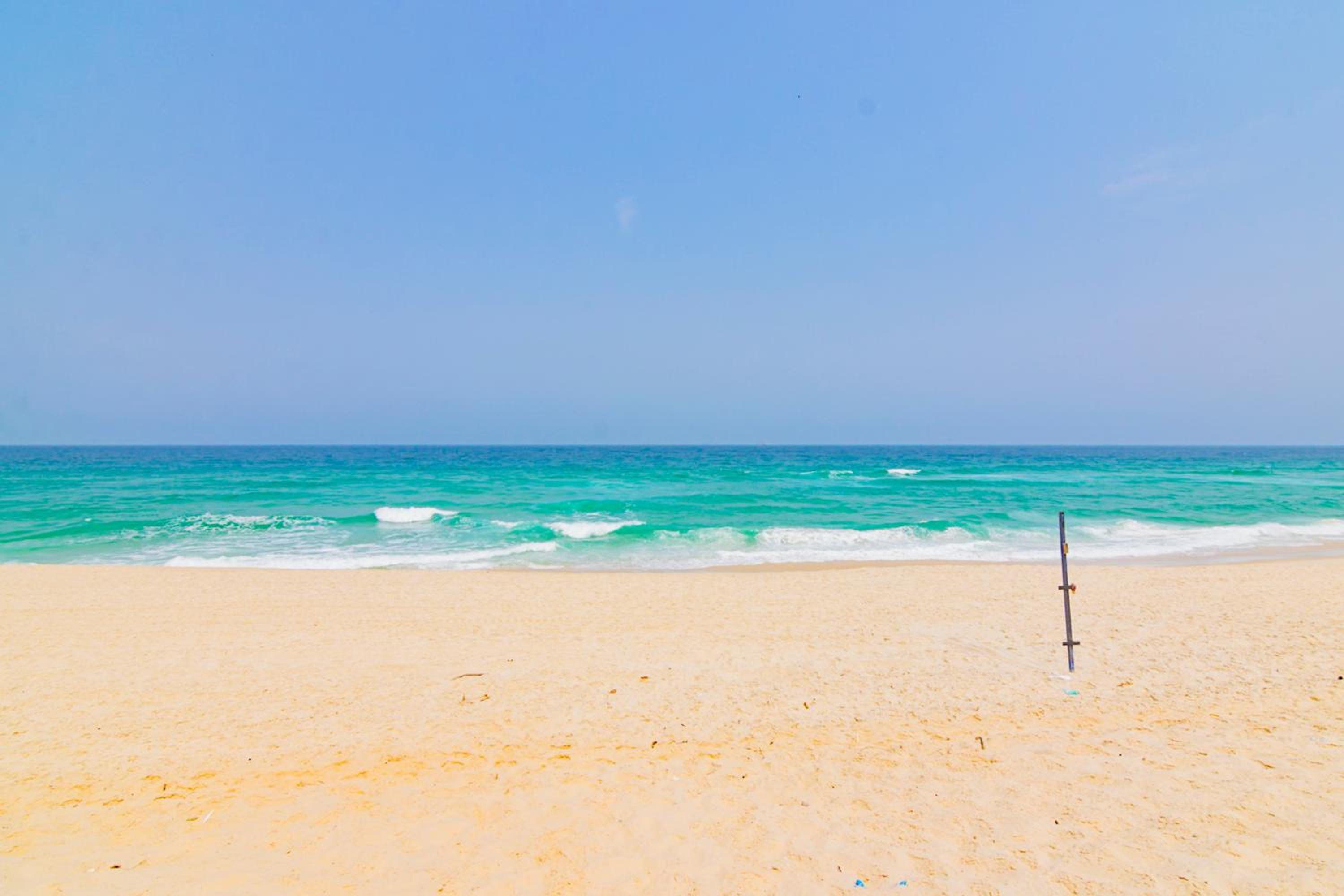 Pé na areia e vista para praia na Barra da Tijuca