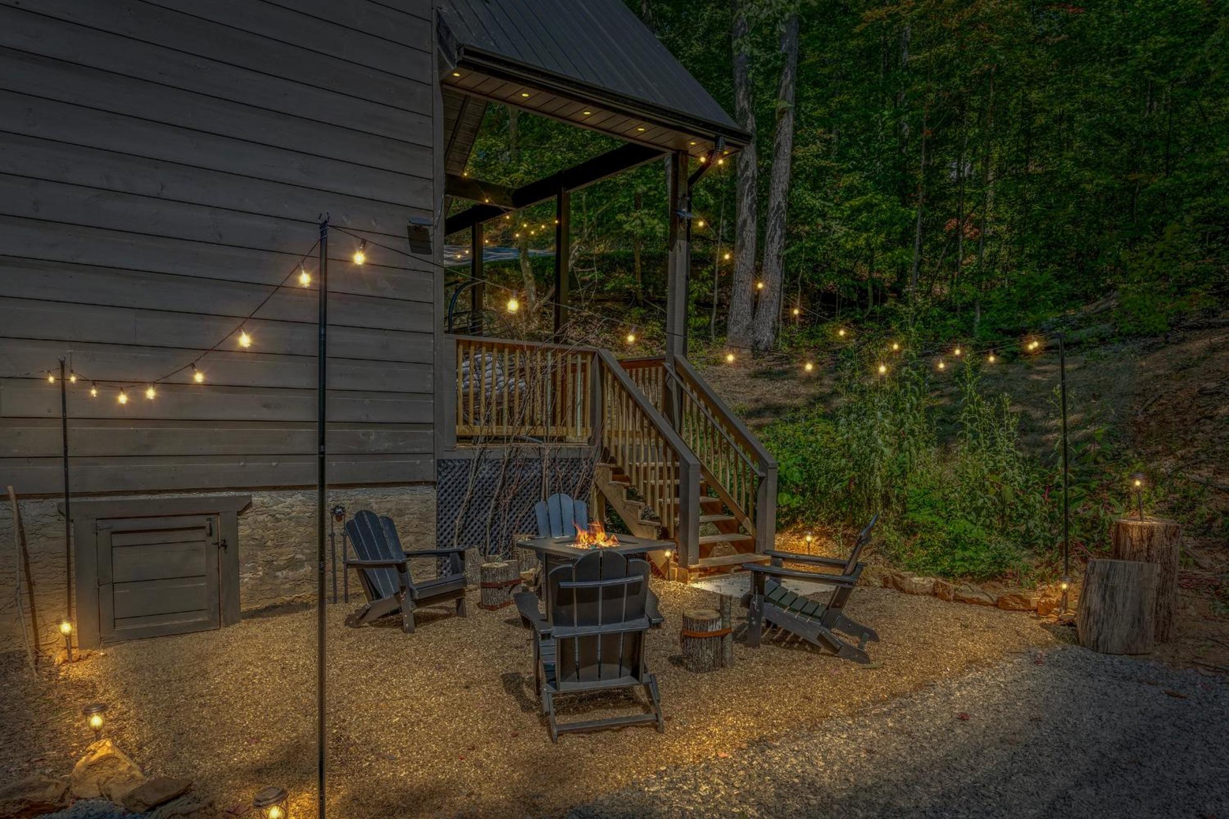 Luxury Couples Retreat- Hot Tub-Fireplace- Fire Pit- BBQ view 2