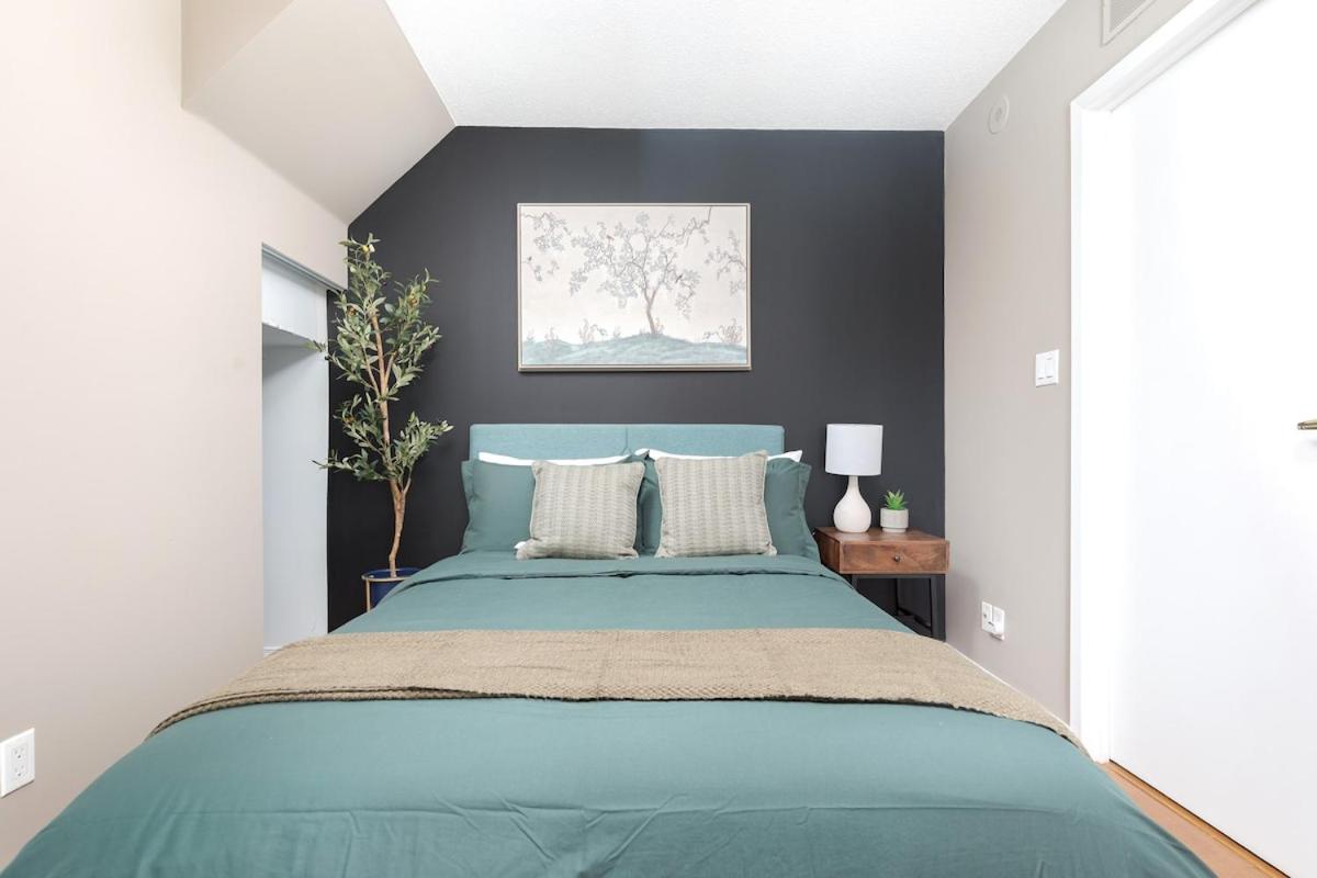 Comfy Liberty Village Home 1BD Steps from King St