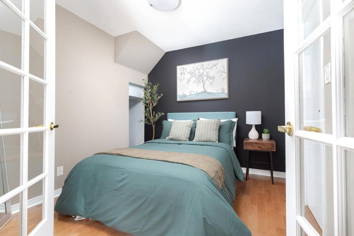 Comfy Liberty Village Home 1BD Steps from King St